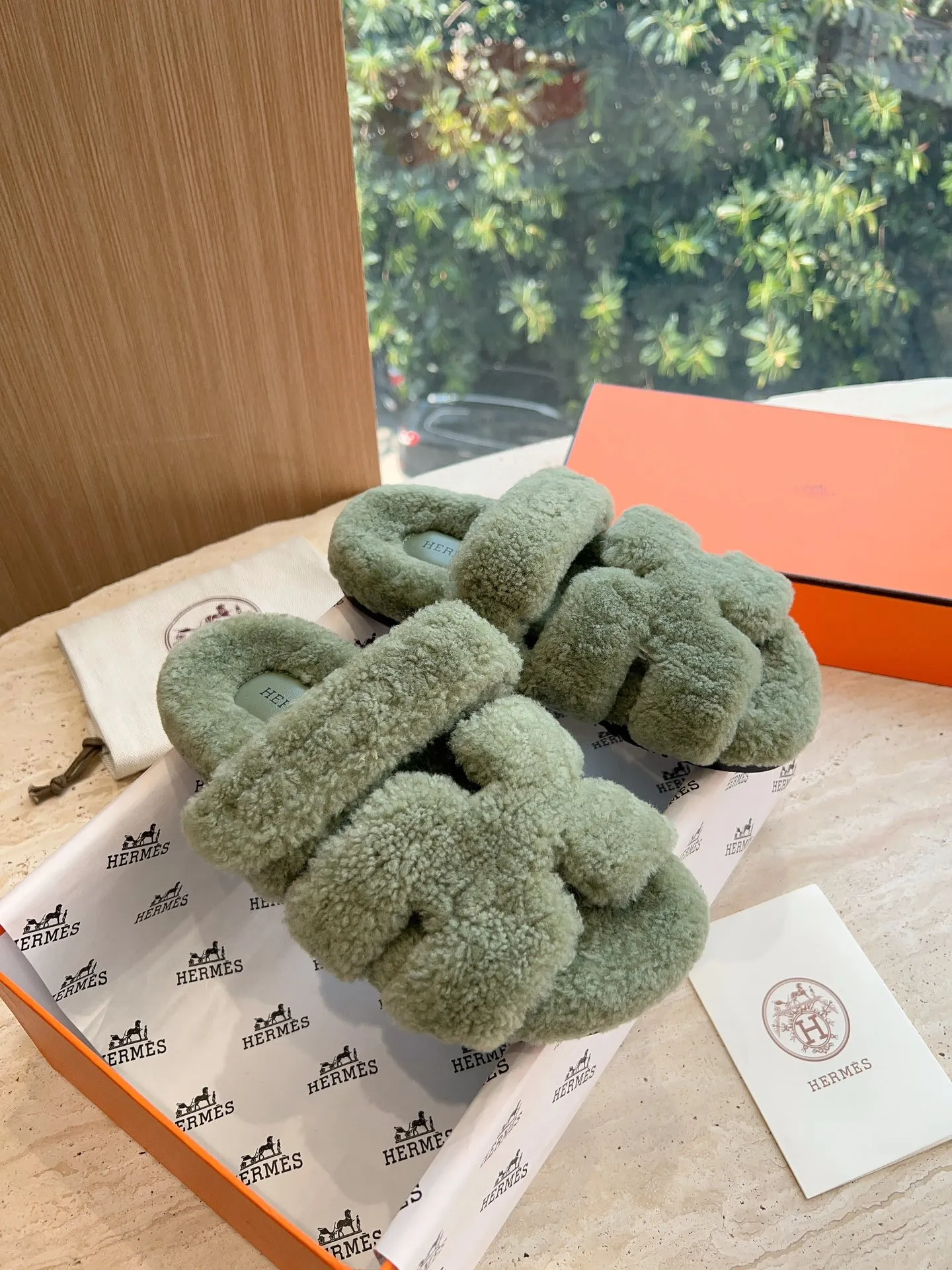 👟👟Ex-factory price 500👟👟 (Top version) Hermes Hermès Second Uncle Fur Slippers Can be made without standard: [Note: No standard needs to be customized] In 2024, the official website and Xiaohongshu will synchronize the latest color matching Hermès hot models, upgraded workmanship, high quality! Fashionable small wool H-slip autumn and winter style flat-soled wool mop. Fabric: Imported lamb's roll real wool. Lining: Imported lamb's roll real wool. Outsole: Genuine leather outsole. Size: 35-43, [Note: 41, 42, 43 customized]